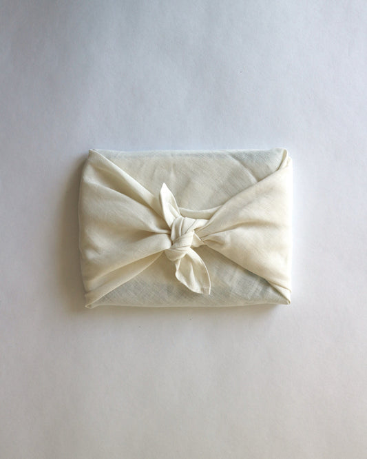 Geschenkverpackung in weiss liegend