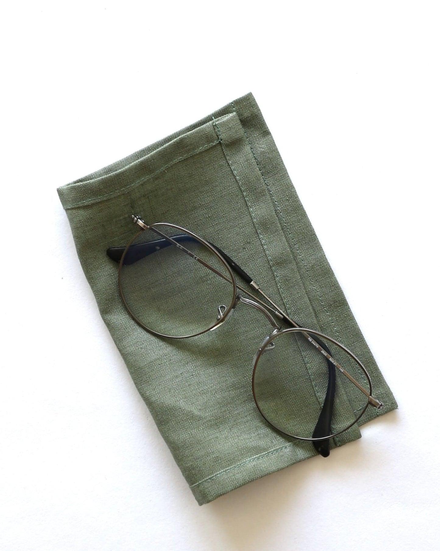 Brillenputztuch in grün mit Brille