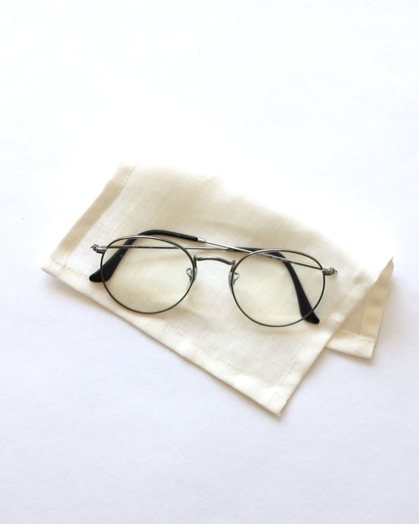 Brillenputztuch in weiss mit Brille