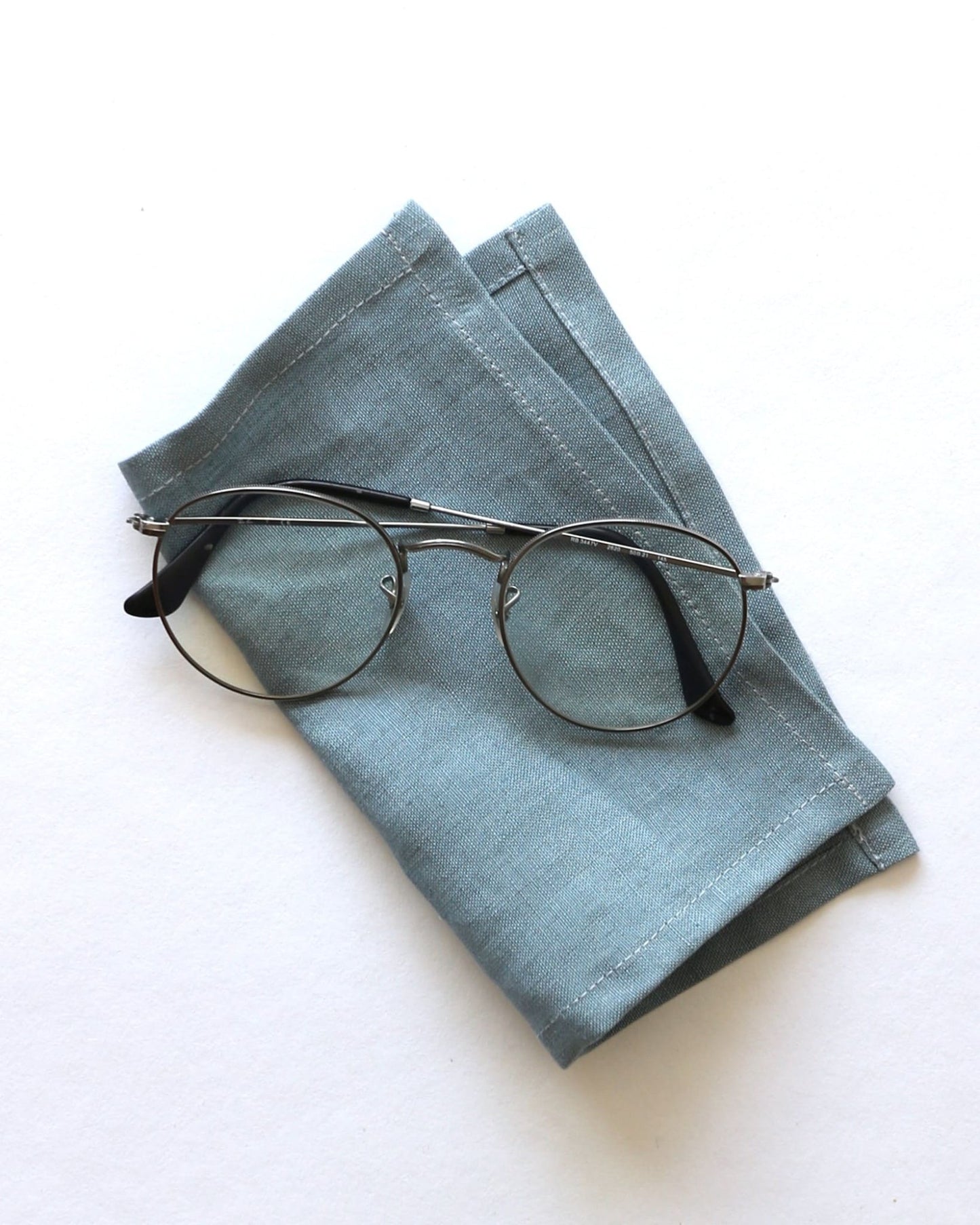 Brillenputztuch in blau mit Brille
