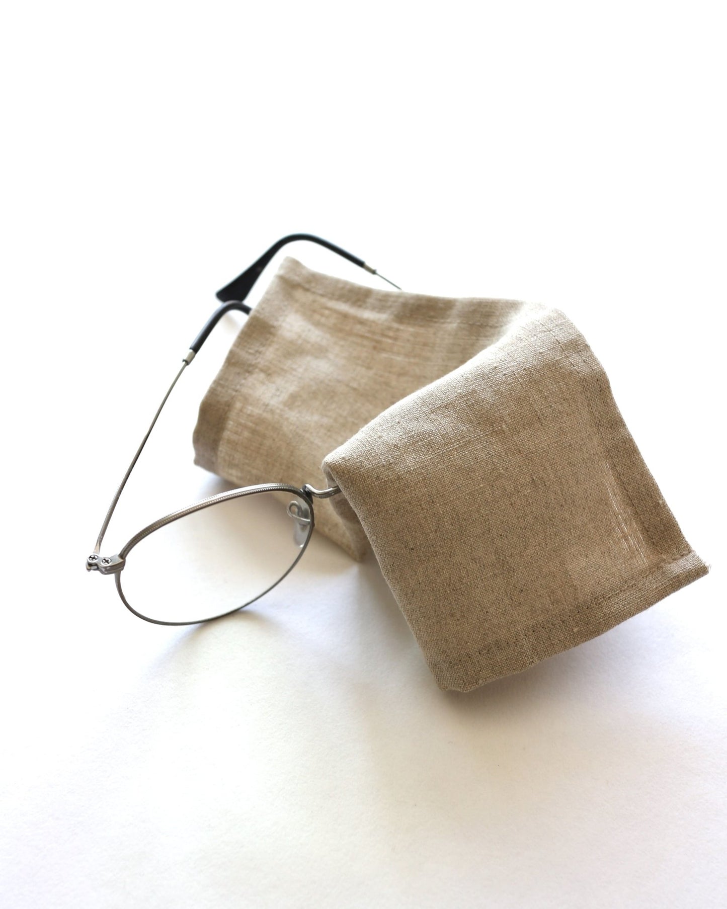 Brillenputztuch in beige ungefärbt über Brille