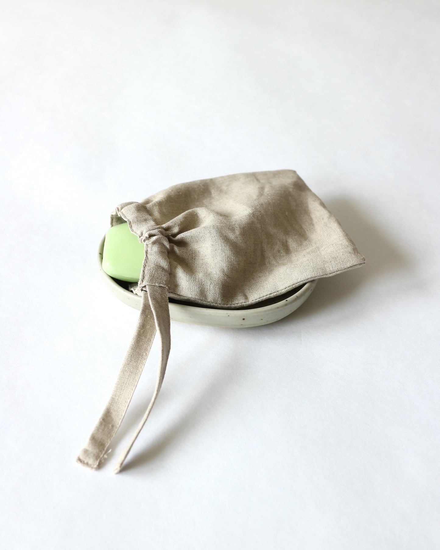 Seifensäckchen ungefärbt mit Seife liegend