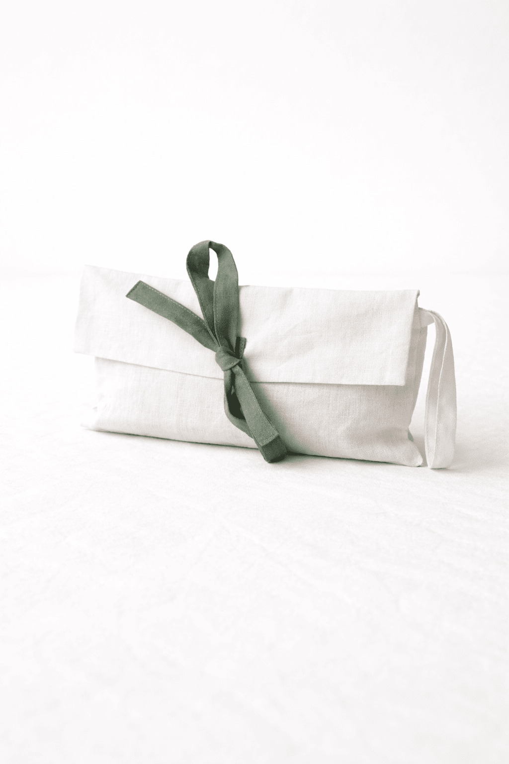 Weiße Kosmetiktasche aus Bio-Leinen mit grünen Schleifen