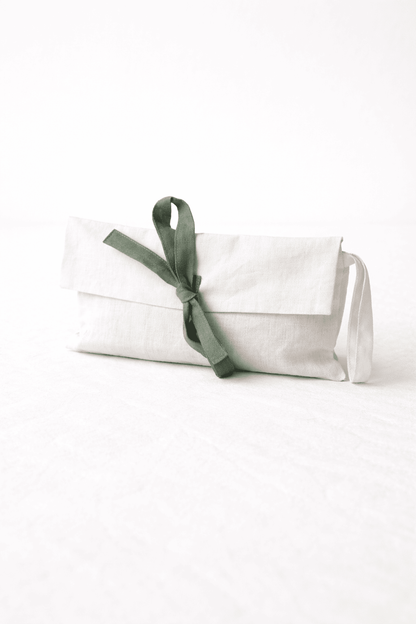 Weiße Kosmetiktasche aus Bio-Leinen mit grünen Schleifen
