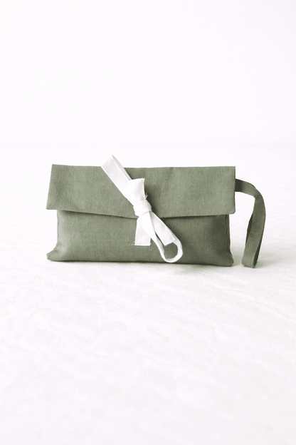 Kleine grüne Schminktasche aus Bio-Leinen mit weißen Schleifen